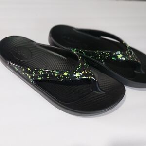 OOFOS Like New Women"s Size 11 Men's Size 10 Black Sandals with Green Accents